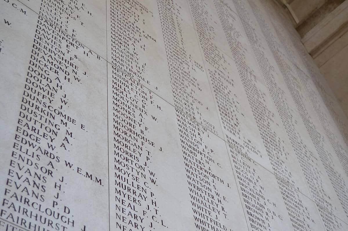 Bagian dalam Gerbang Menin. Panel-panel batu Portland putih yang luas yang melapisi dinding interior diukir dengan nama-nama 54.896 tentara dari pasukan Inggris dan Persemakmuran.