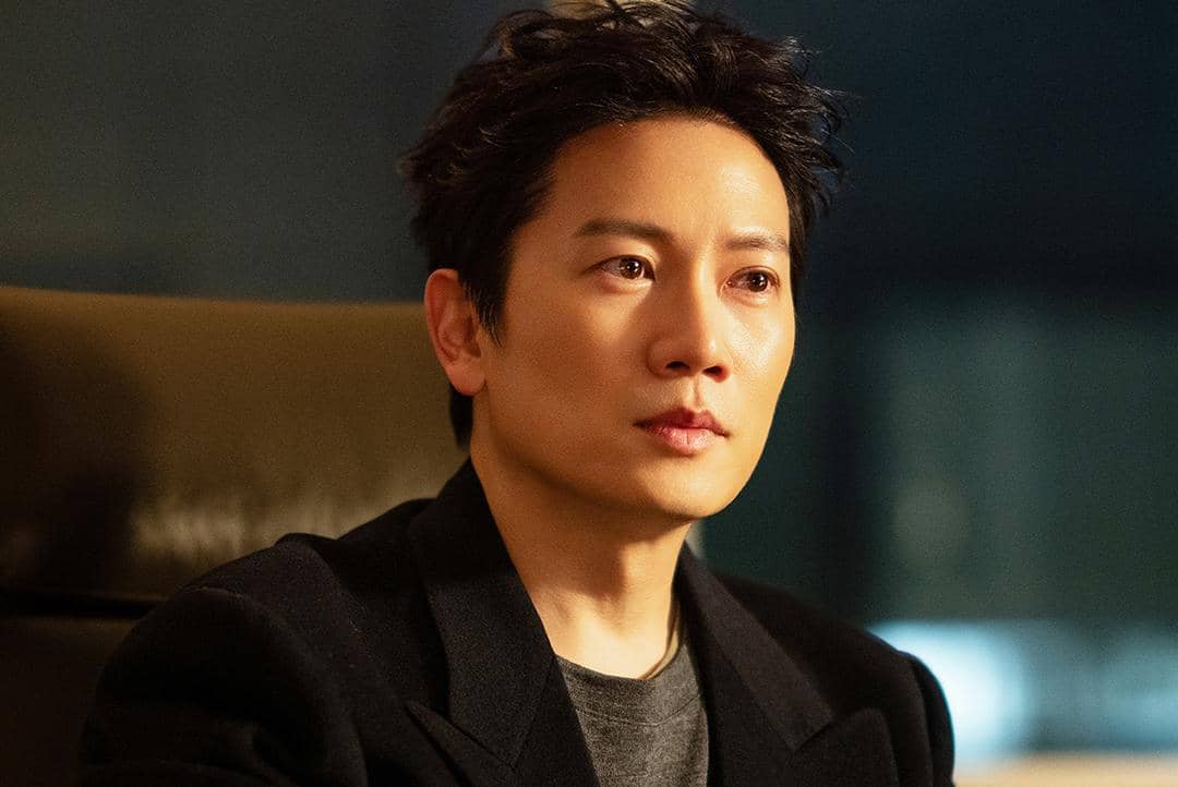 Ji Sung di drama The Apartment Job