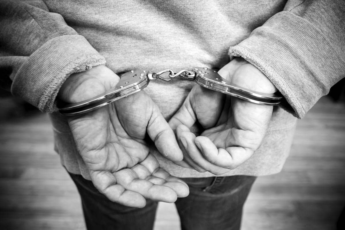 Orang ditangkap polisi.