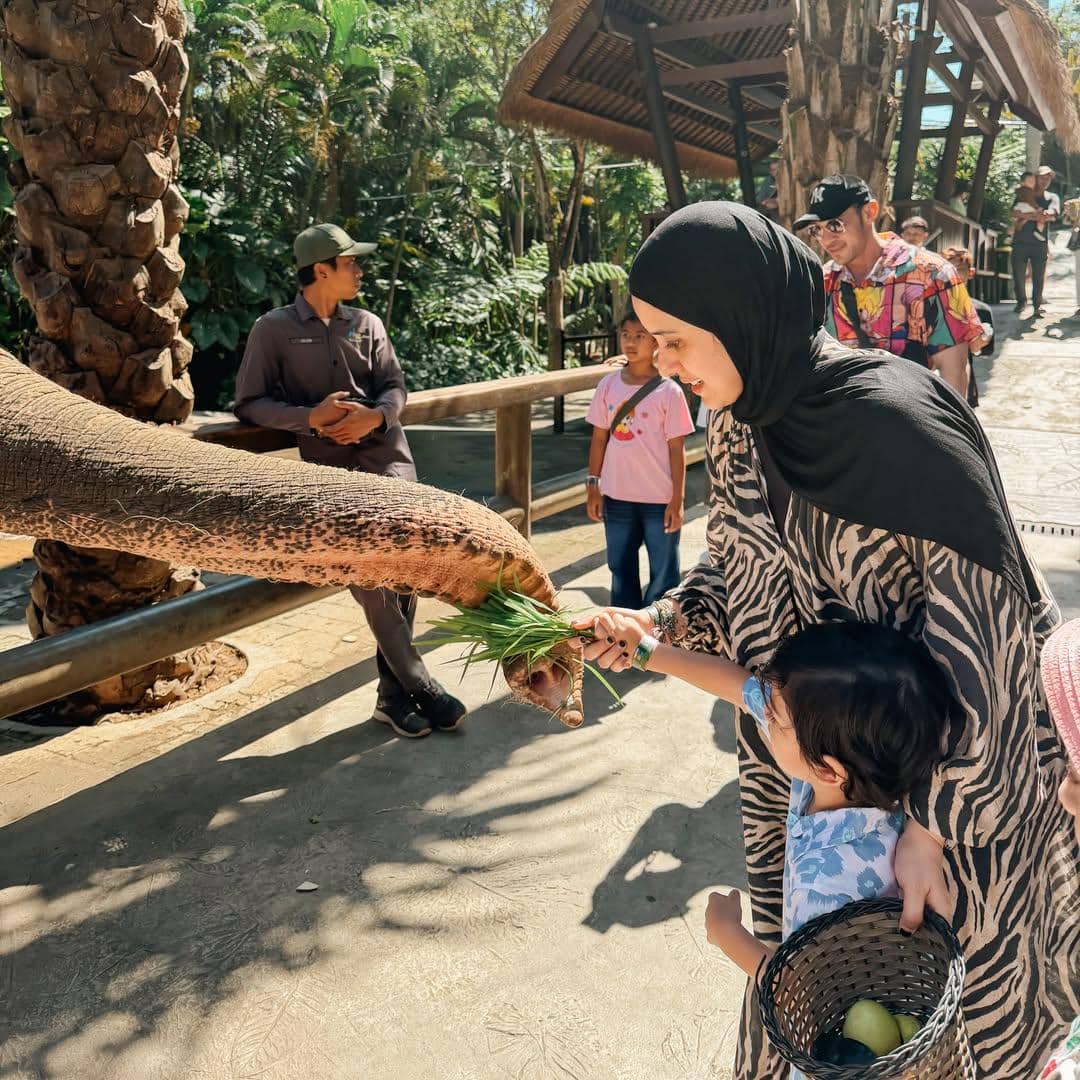 Keluarga Fairuz A Rafiq liburan di Bali Zoo