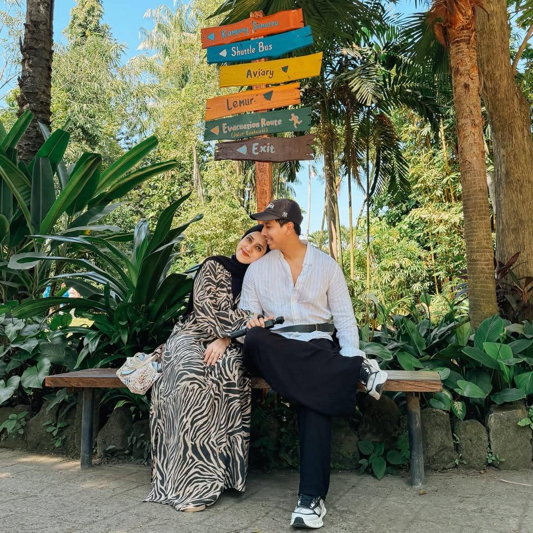 Keluarga Fairuz A Rafiq liburan di Bali Zoo