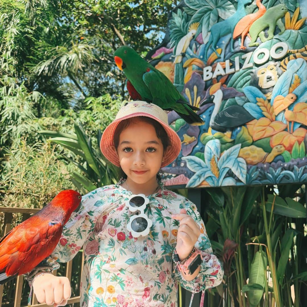 Keluarga Fairuz A Rafiq liburan di Bali Zoo