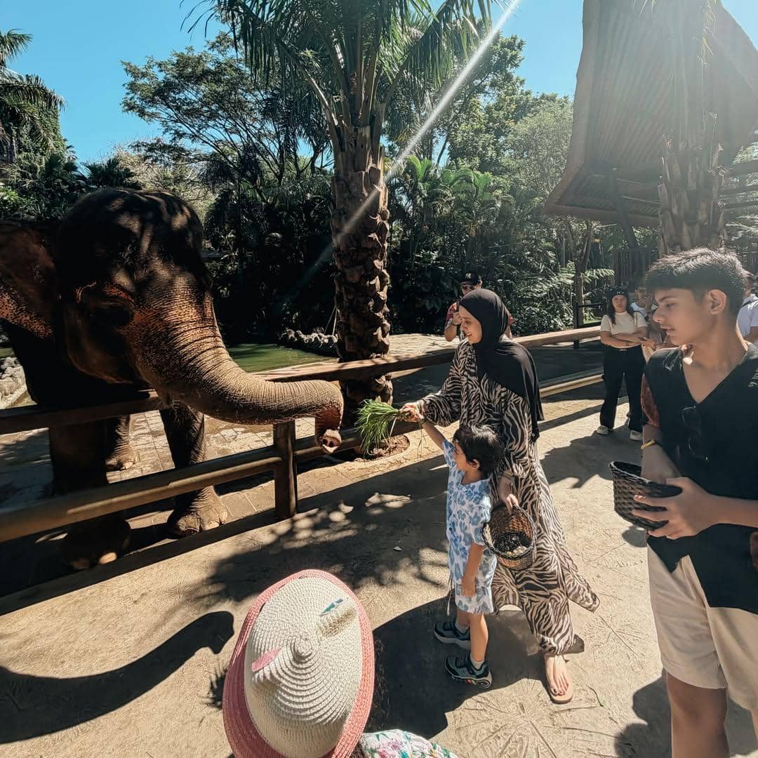 Keluarga Fairuz A Rafiq liburan di Bali Zoo