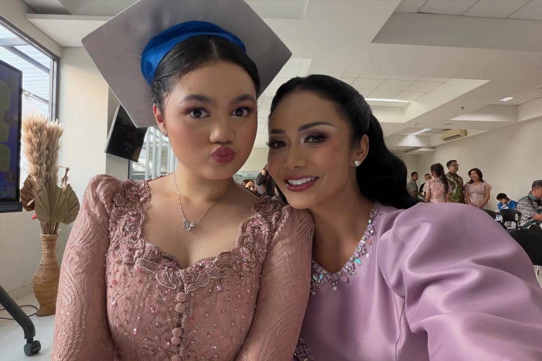 Gaya Kris Dayanti dan Amora di Graduation Amora (instagram.com/krisdayantilemos)
