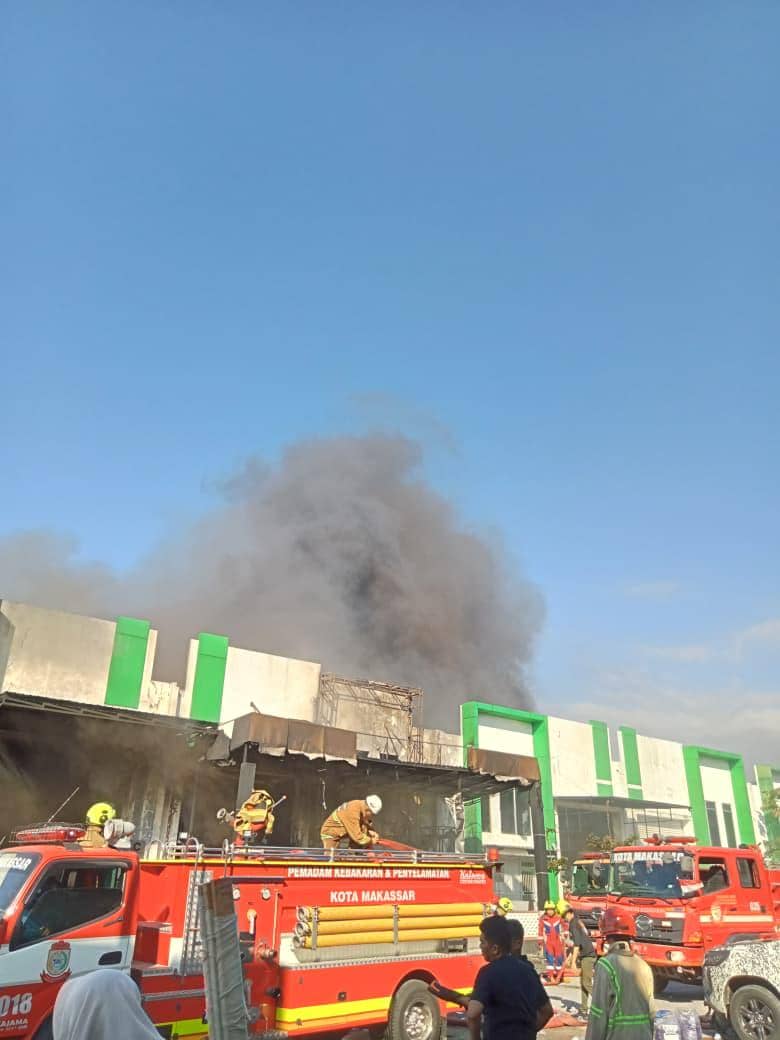 Kebakaran melanda gudang milik PT Citra Aroma Indo di kawasan pergudangan Parangloe, Kecamatan Tamalanrea, Kota Makassar, Jumat (19/6/2026).