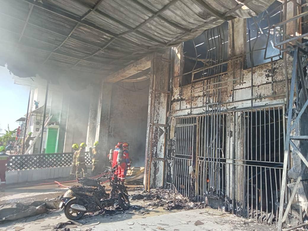 Kebakaran melanda gudang milik PT Citra Aroma Indo di kawasan pergudangan Parangloe, Kecamatan Tamalanrea, Kota Makassar, Jumat (19/6/2026).