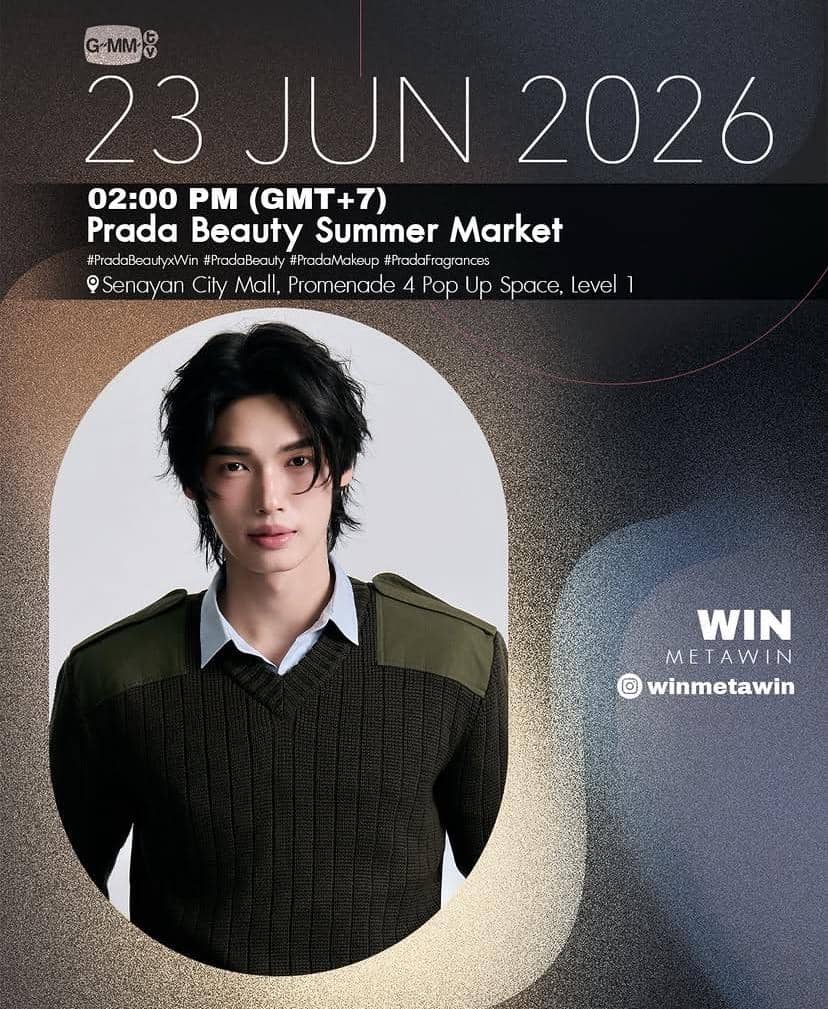 Seorang pria berambut hitam mengenakan sweter hijau tua dan kemeja putih berpose di poster acara Prada Beauty Summer Market 2026.
