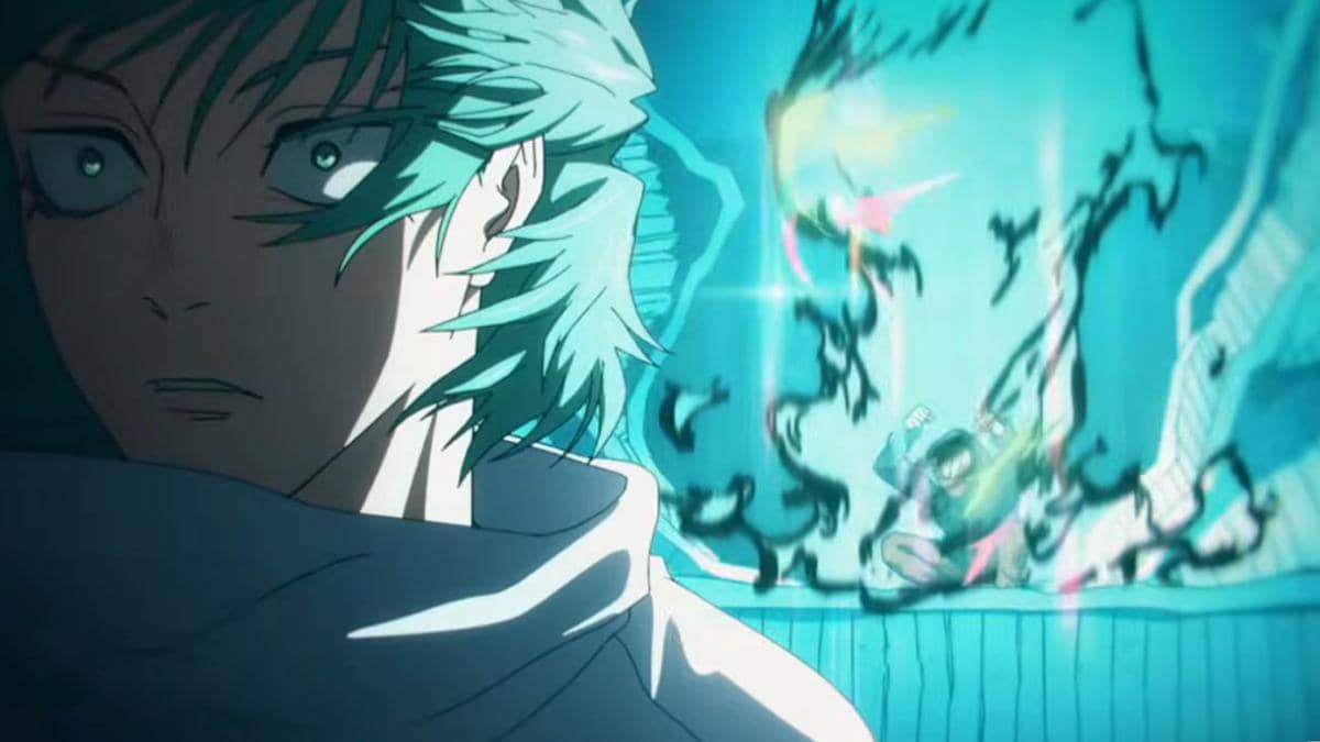 Karakter berambut hijau menatap ke depan dengan latar cahaya biru dan energi hitam berputar di sekitarnya dari anime Jujutsu Kaisen S4.