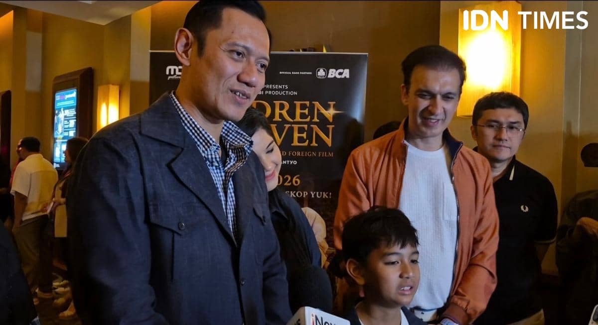 AHY, Children of Heaven, Demokrat, sepatu