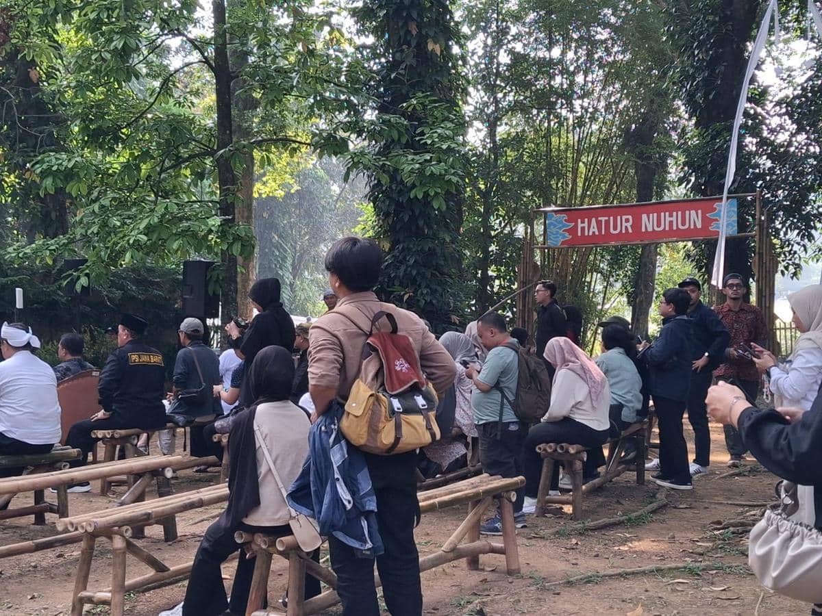 Pengunjung duduk di bangku bambu di area terbuka Halamam Kultura Bogor yang dikelilingi pepohonan rindang dengan papan bertuliskan Hatur Nuhun.