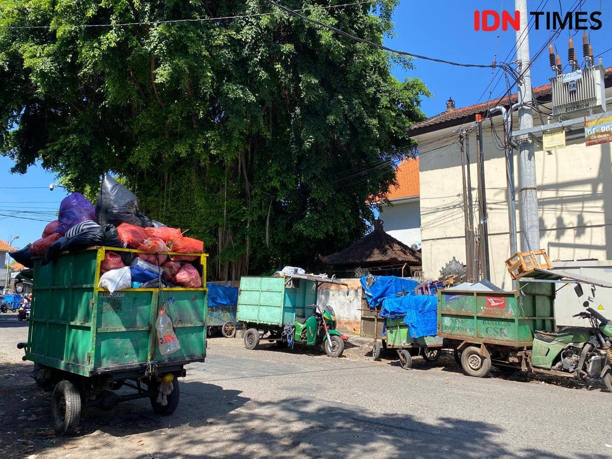 Hari Raya Galungan, Sampah di TPS Kreneng Menunggu 4 Jam Diangkut