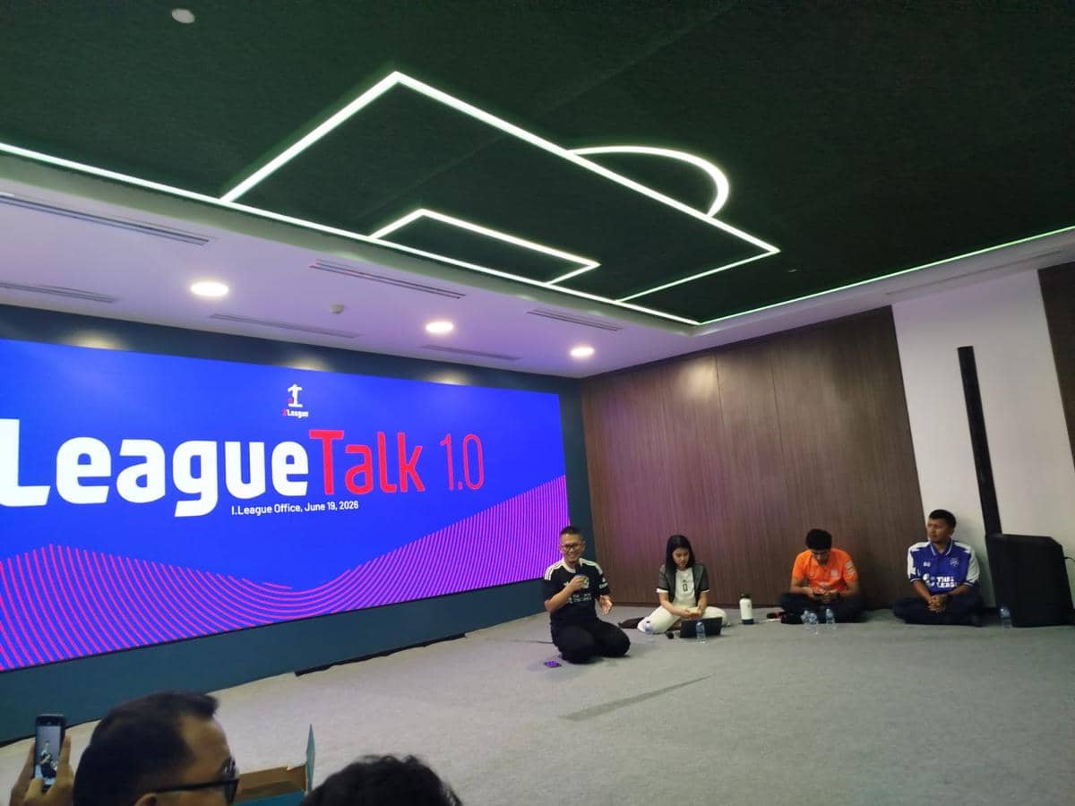 Beberapa orang duduk di depan layar besar bertuliskan League Talk 1.0 dalam acara I.League di Jakarta.