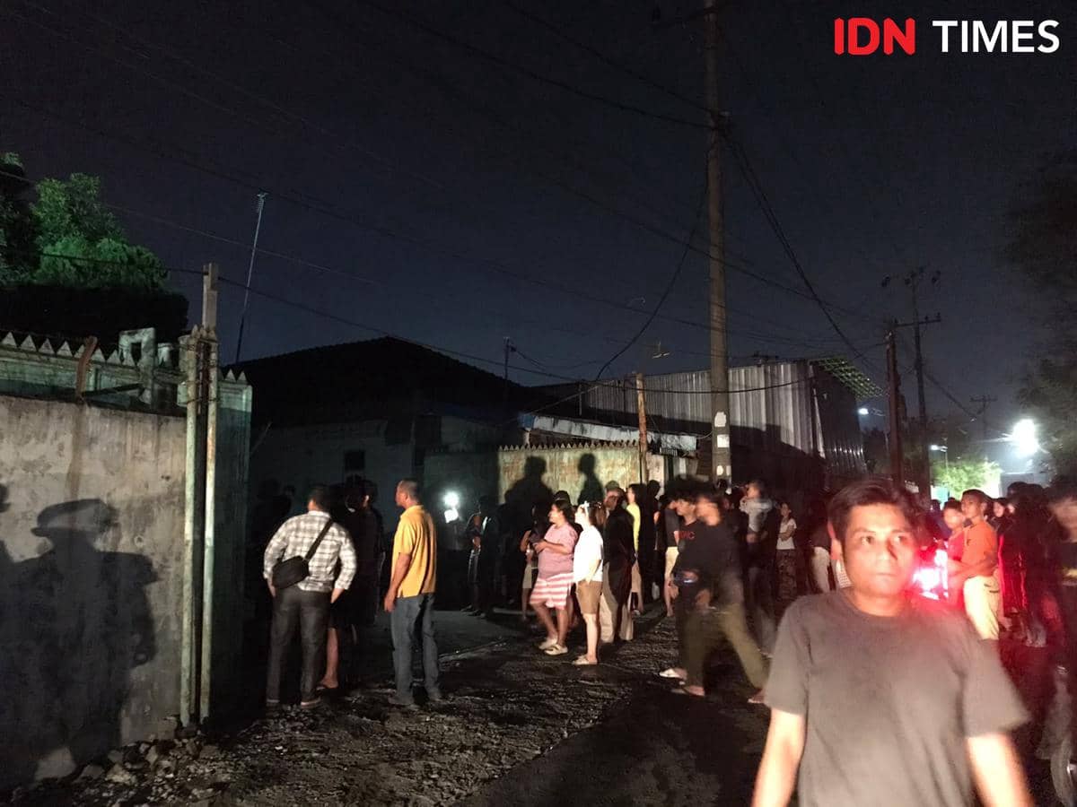 [BREAKING] Warga Padati Lokasi Kebakaran Pabrik, Petugas Kesulitan