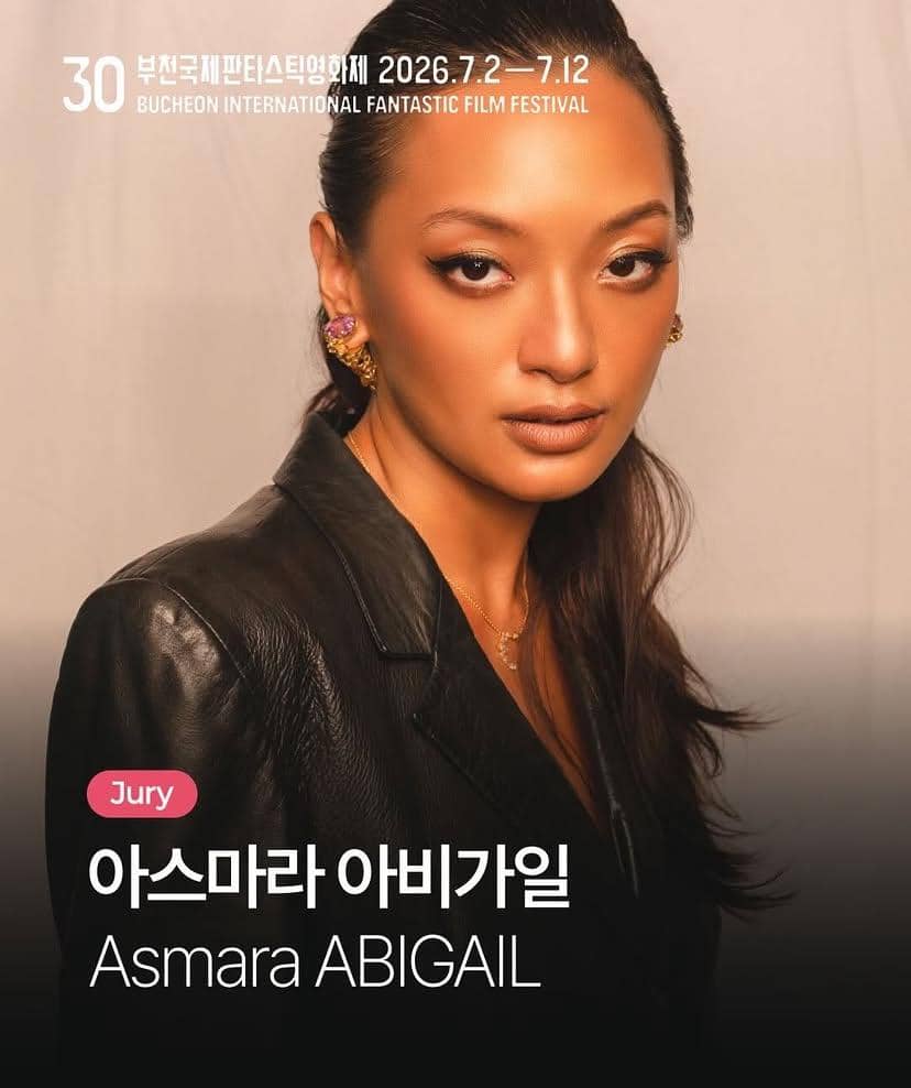 Seorang perempuan mengenakan jaket kulit hitam berpose dengan latar bertuliskan Bucheon International Fantastic Film Festival 2026.
