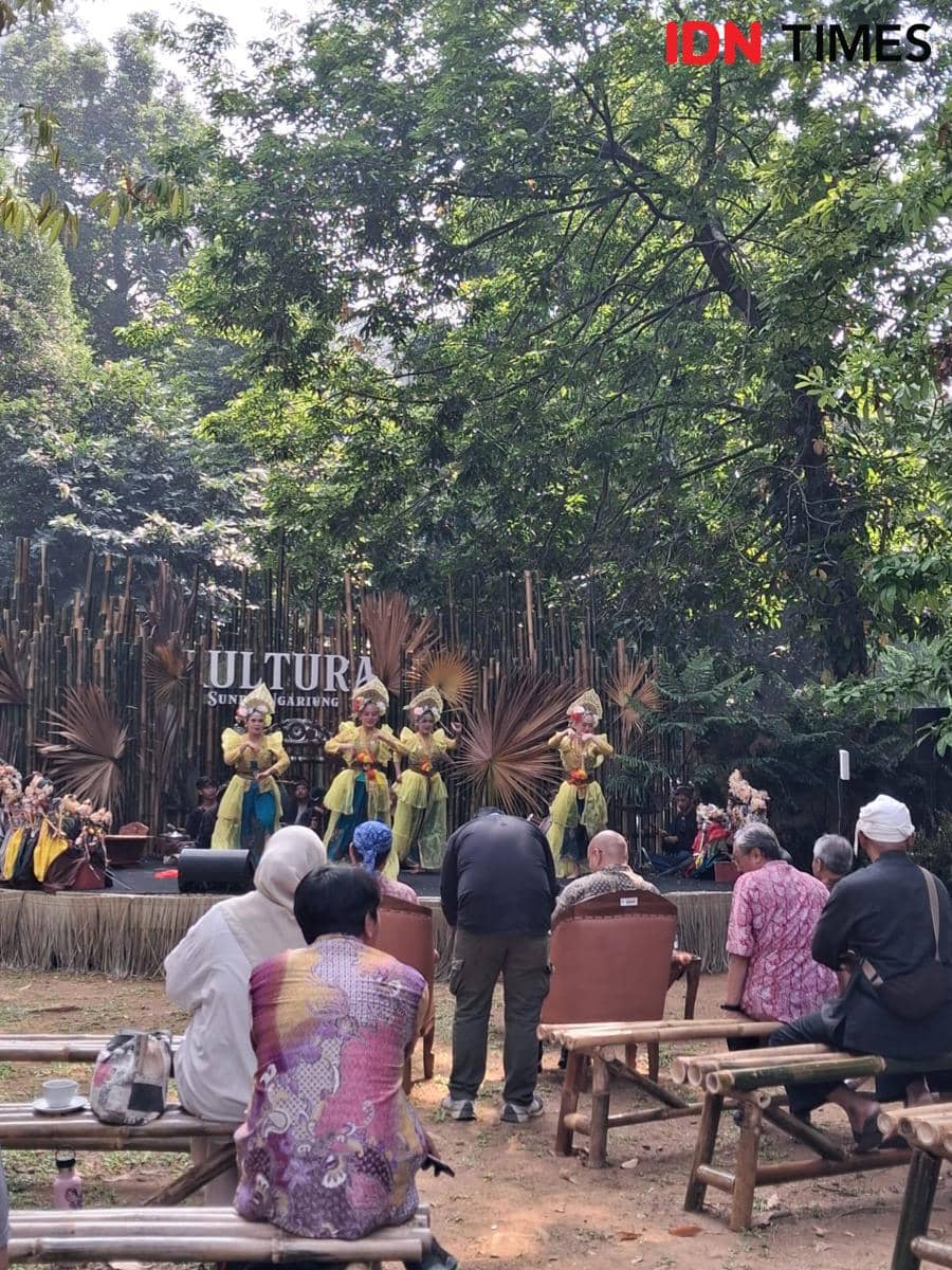 Penari mengenakan busana tradisional Sunda menampilkan tarian khas di acara pembukaan Kultura di Kebun Raya Bogor, disaksikan oleh para penonton.