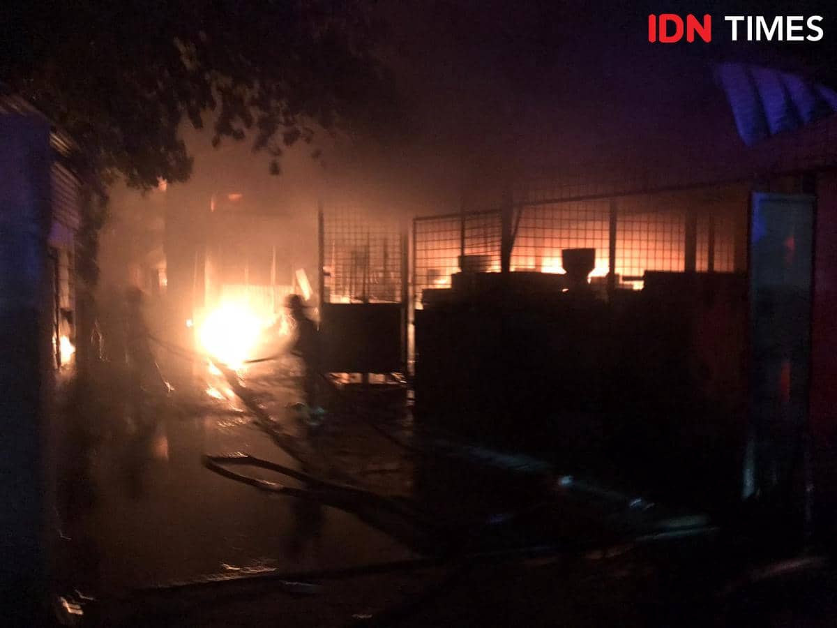Pabrik Mainan dan Plastik di Medan Johor Terbakar