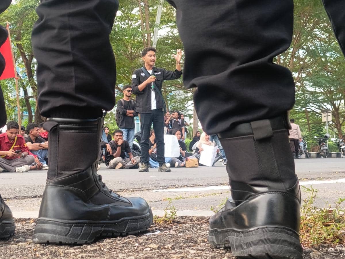 Seorang mahasiswa berorasi di depan peserta aksi saat demonstrasi Aliansi Perisai di depan Kantor DPRD NTT, Kota Kupang.