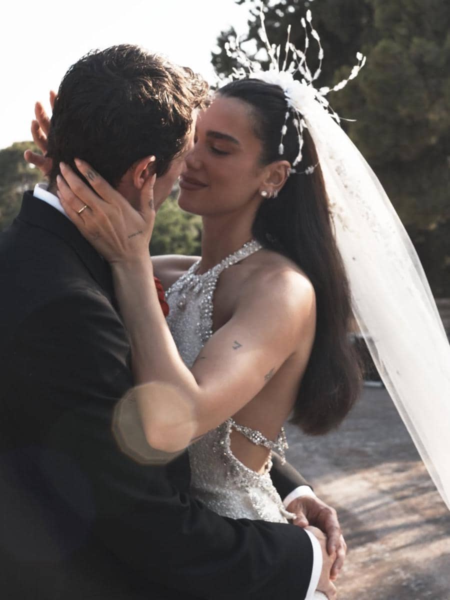 Gaya Busana dan Makeup Dua Lipa di Pernikahannya (instagram.com/dualipa)