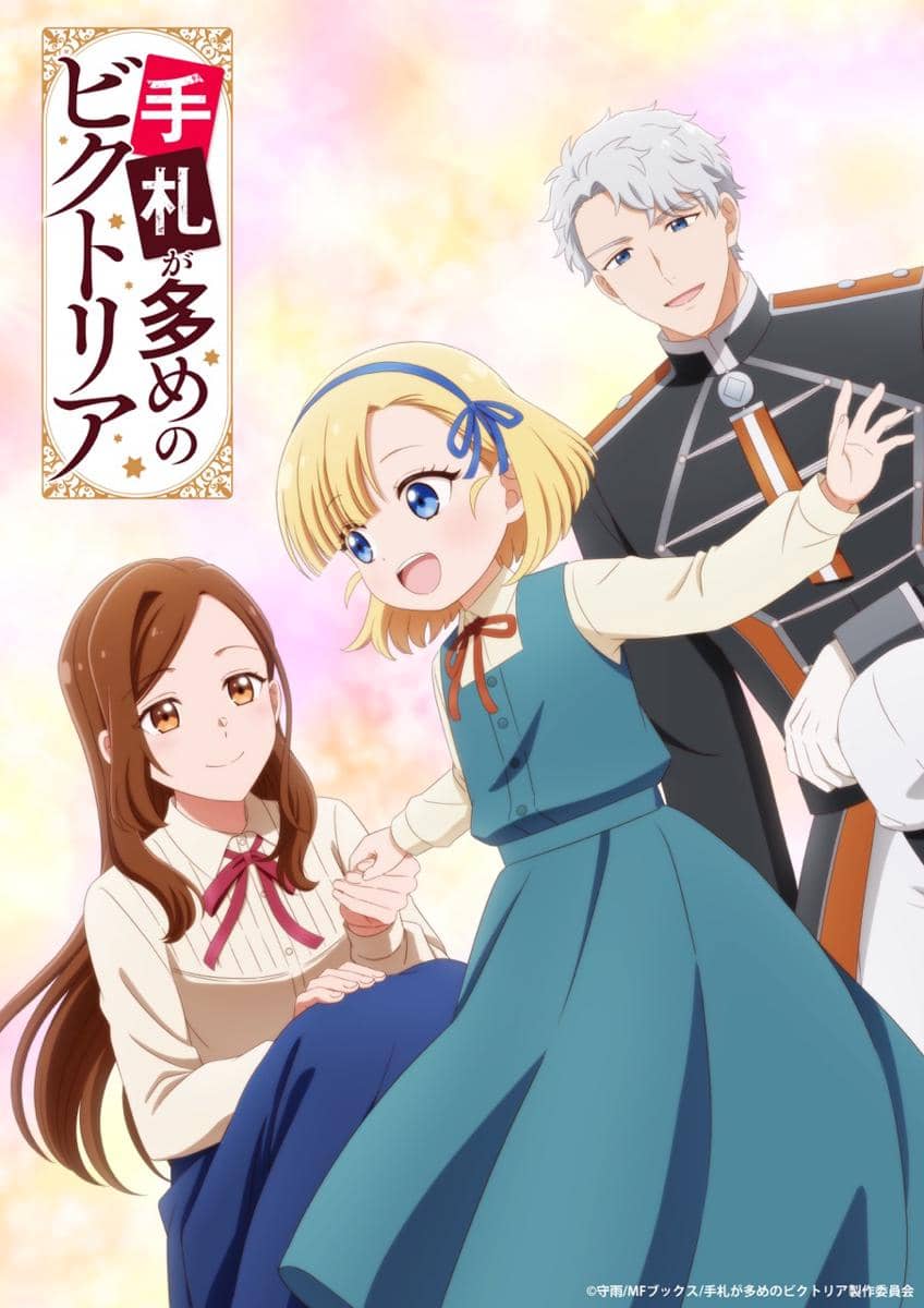 Tiga karakter anime Victoria of Many Faces tersenyum ceria, terdiri dari seorang gadis kecil pirang, wanita berambut cokelat, dan pria berambut abu-abu berseragam.