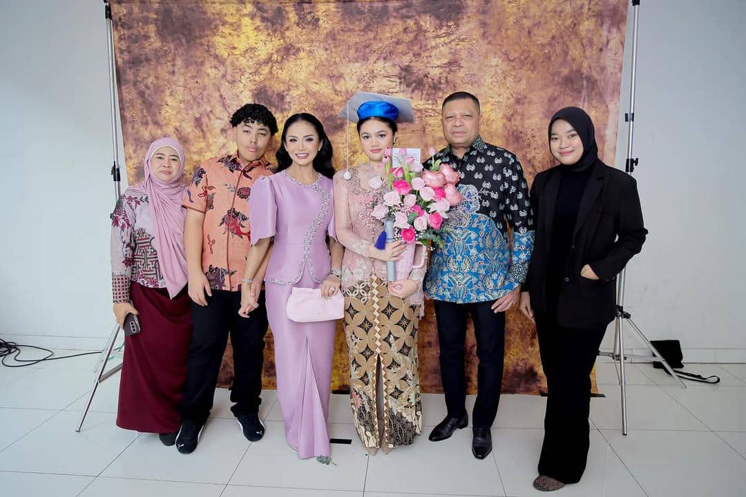 Gaya Kris Dayanti dan Amora di Graduation Amora (instagram.com/krisdayantilemos)