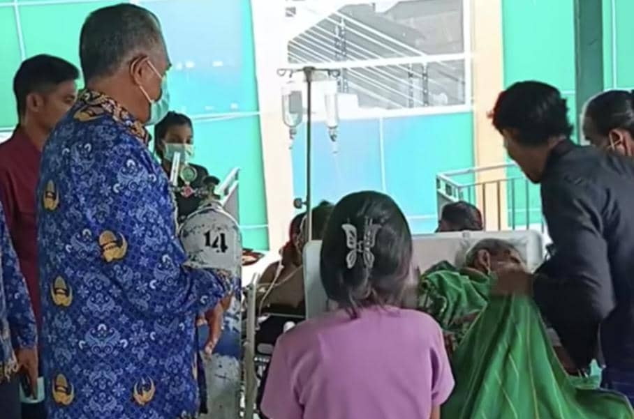 Bupati dan wakil bupati Sumba Barat Daya meninjau pasien di Rumah Sakit Umum Daerah Waikabubak bersama petugas medis dan keluarga pasien.