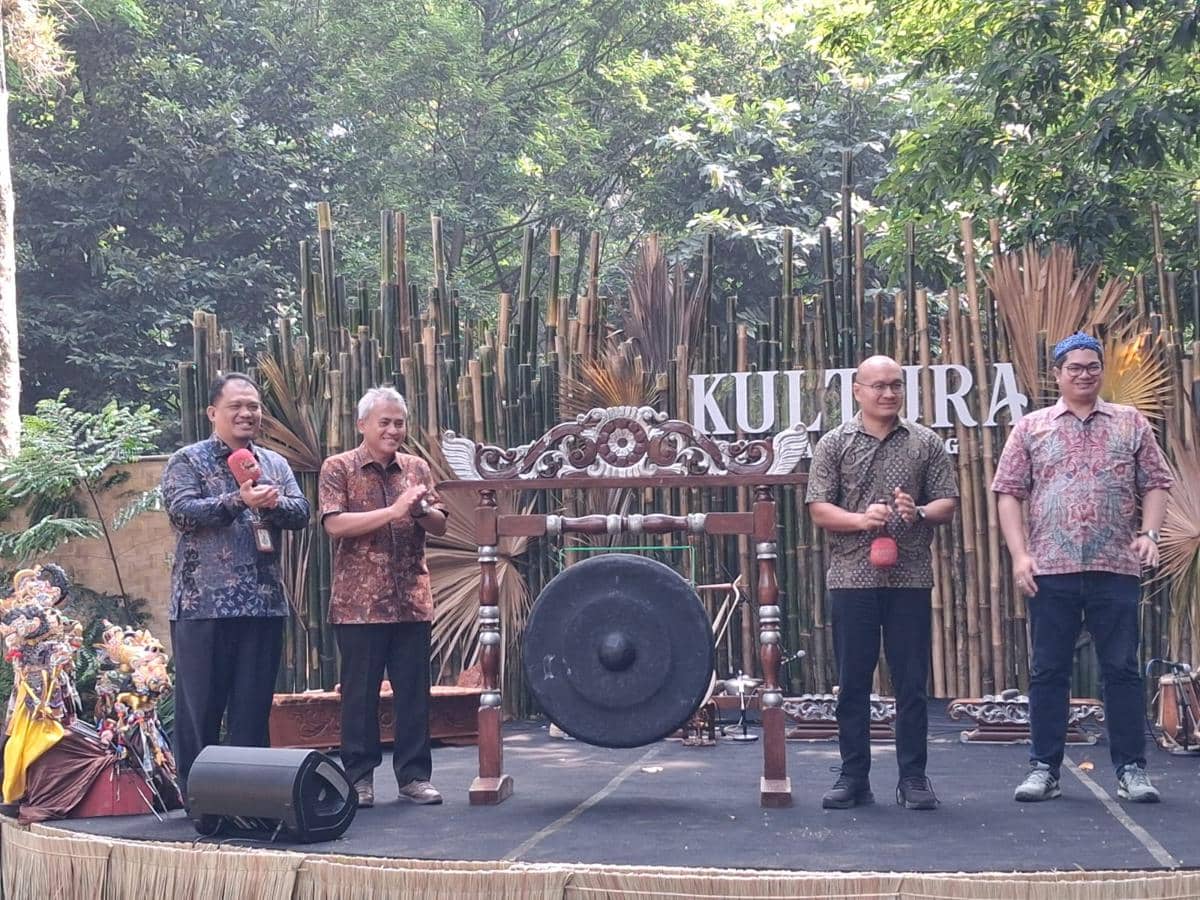 Empat pria berdiri di atas panggung dengan latar bambu dan gong saat peresmian Kultura Sunda Ngariung sebagai eduwisata di Kota Bogor.