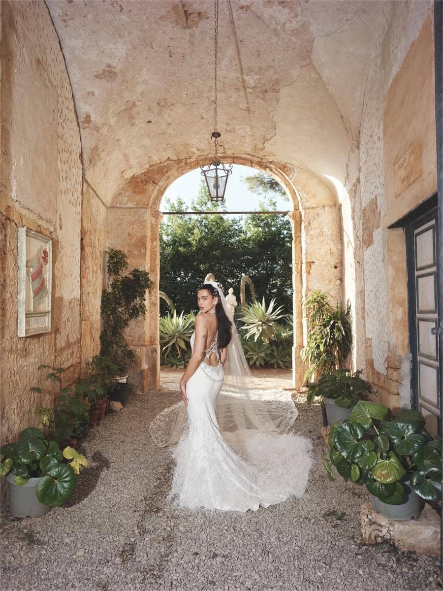 Gaya Busana dan Makeup Dua Lipa di Pernikahannya (instagram.com/dualipa)