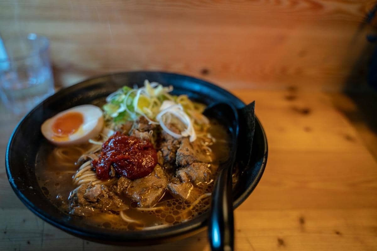Resep Buldak Steak Ramen, Kuah Pedas dengan Topping Steak!