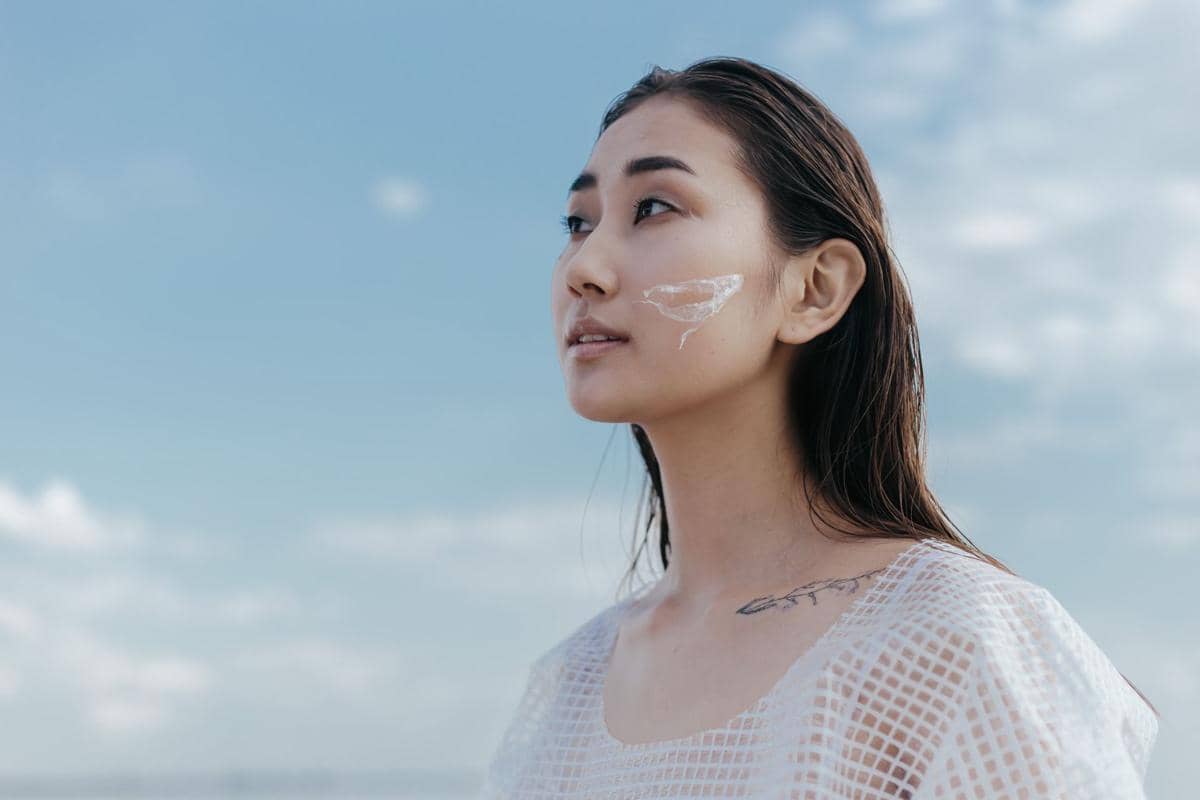 Potret seseorang memakai sunscreen 