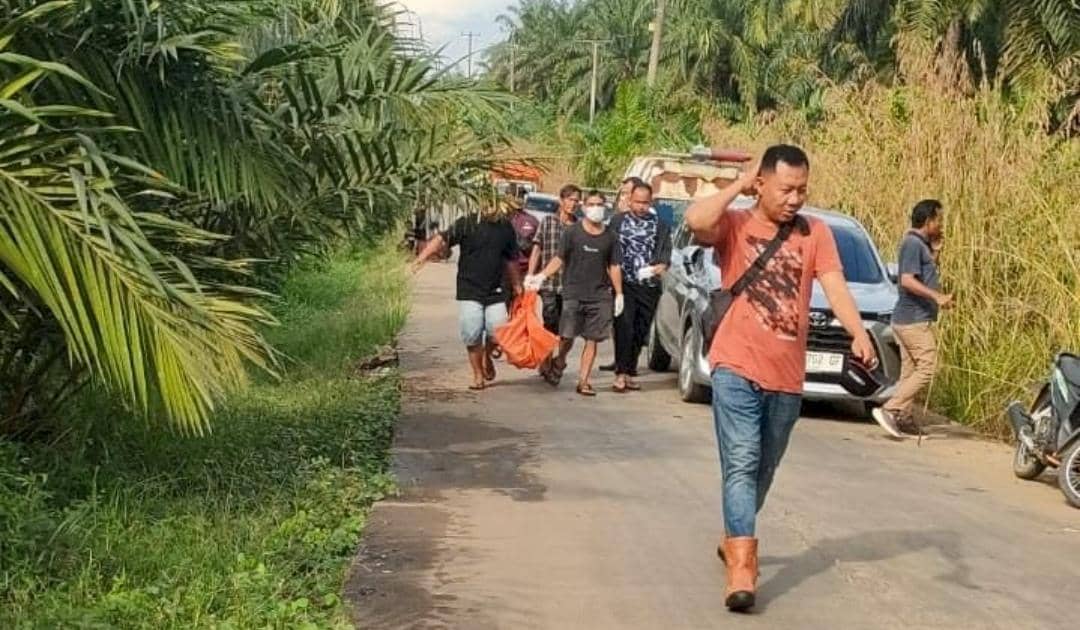 Polisi mengevakuasi jasad Rozi yang ditemukan di Sungai Kecamatan BTS Ulu.