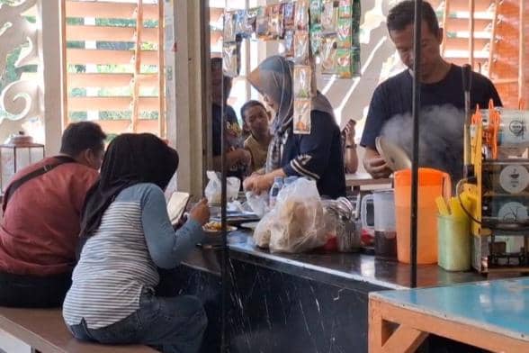 Aktivitas pedagang makanan di pasar besar Ngawi. IDN Times/Riyanto.