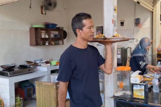 Aktivitas pedagang makanan di pasar besar Ngawi. IDN Times/Riyanto.