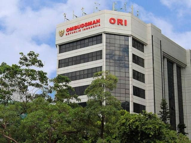 Tampak luar Gedung Kantor Pusat Ombudsman Republik Indonesia di Jakarta Selatan yang dikelilingi pepohonan hijau.
