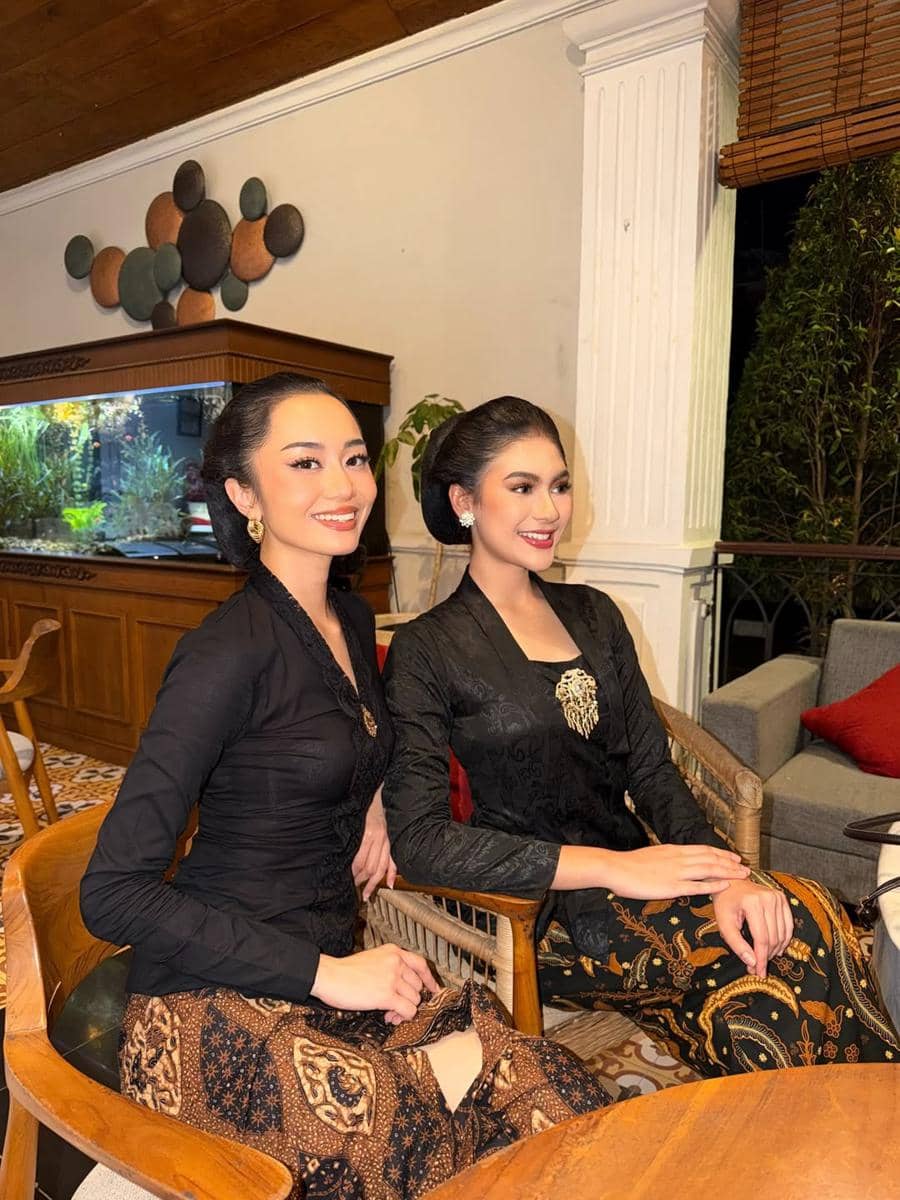 potret Victoria Kosasieputri dan Karina Moudy pada Kirab Satu Suro di Solo