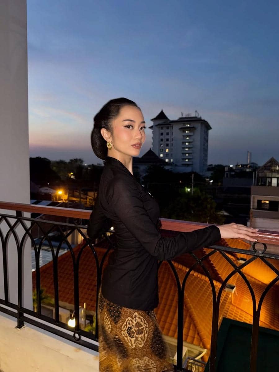 potret Victoria Kosasieputri, Puteri Indonesia Lingkungan 2026 pada Kirab Satu Suro di Solo