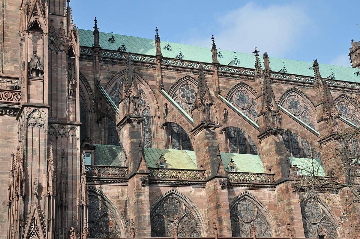 potret fitur penting dalam arsitektur Gotik: flying buttresses (penyangga melayang) Katedral Strasbourg, yang membagi beban konstruksi bangunan secara efisien 