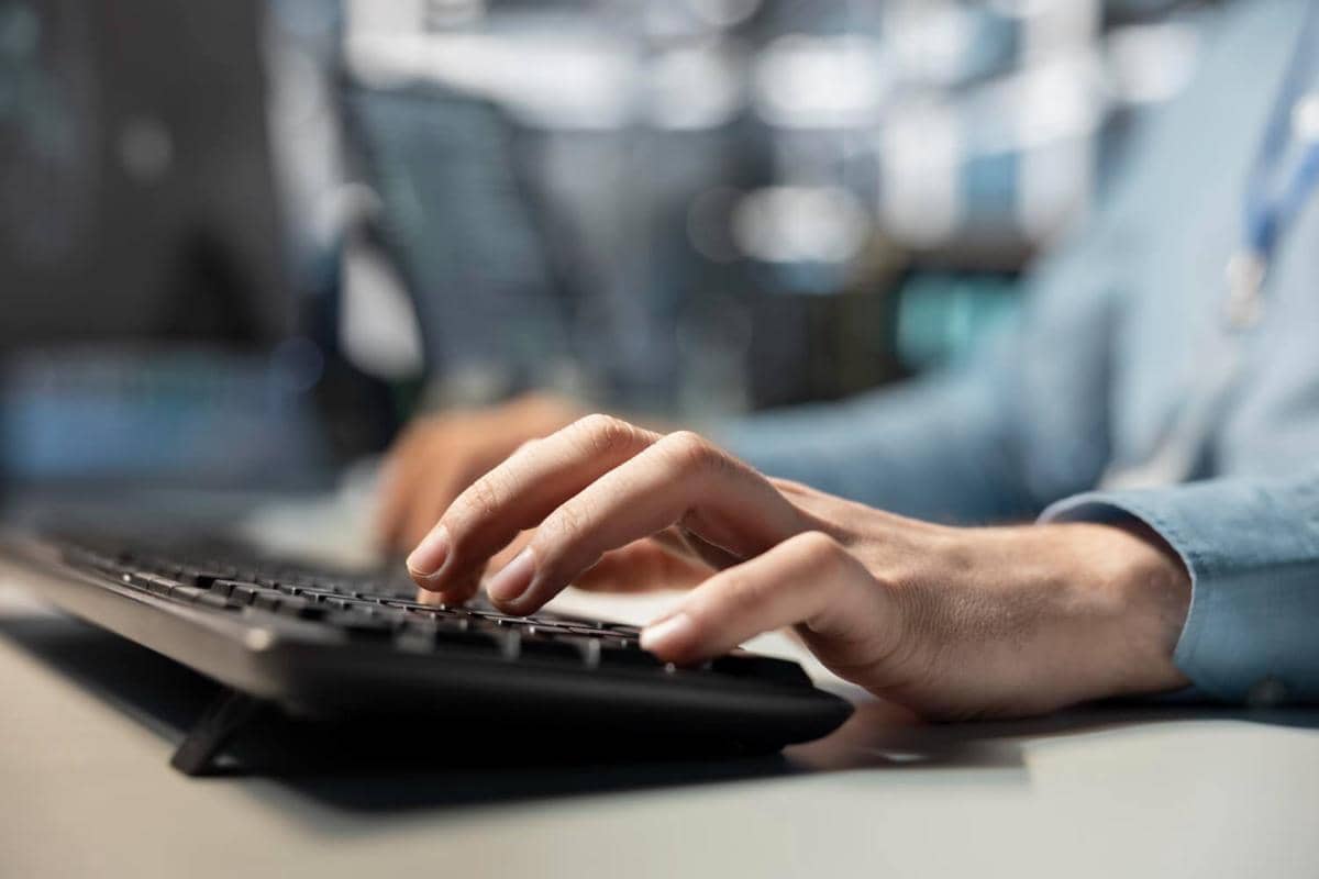 ilustrasi mengetik, keyboard, kerja depan komputer