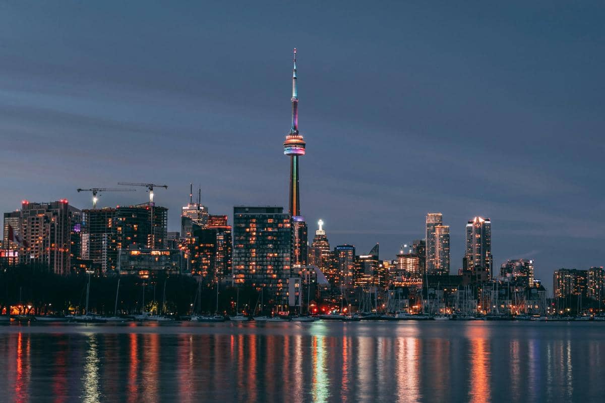 Pemandangan kota Toronto, dengan Menara CN yang ikonik sebagai pusatnya di malam hari.