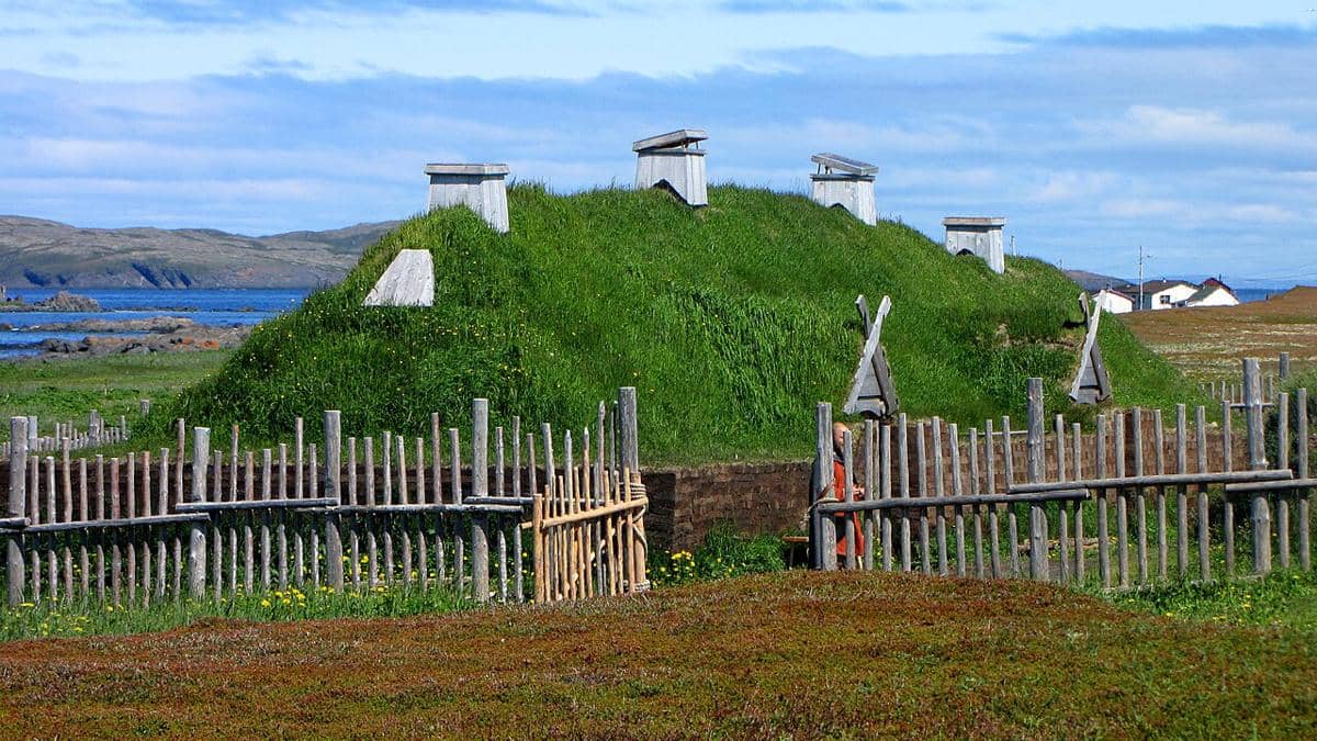 Replika rumah panjang Norse yang terbuat dari rumput yang terletak di Situs Sejarah Nasional L'Anse aux Meadows.