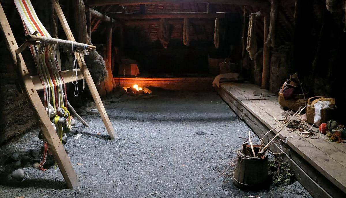 Rekonstruksi interior rumah panjang Viking yang terletak di Situs Sejarah Nasional L'Anse aux Meadows.