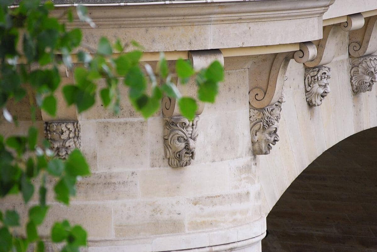Mascarons, topeng batu di Pont Neuf. 