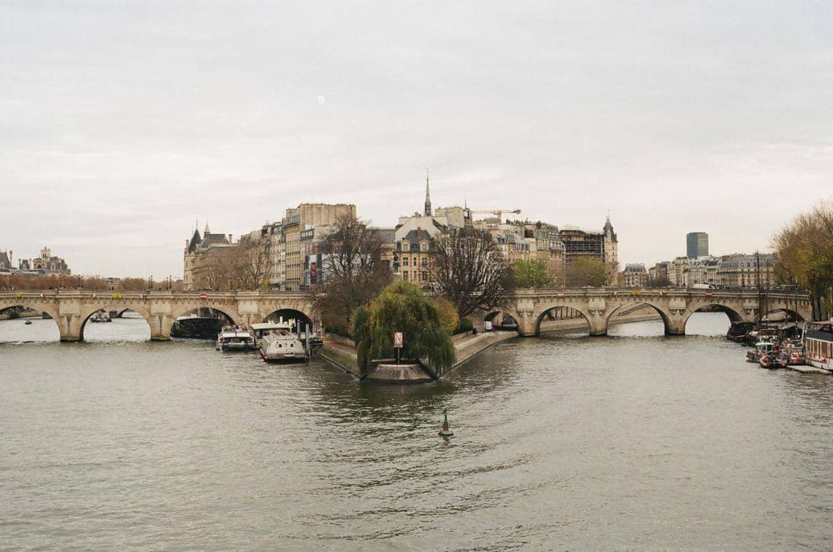 Sisi barat Île de la Cité yang menampilkan taman Square du Vert-Galant dan Pont Neuf yang membentang di atas Sungai Seine.