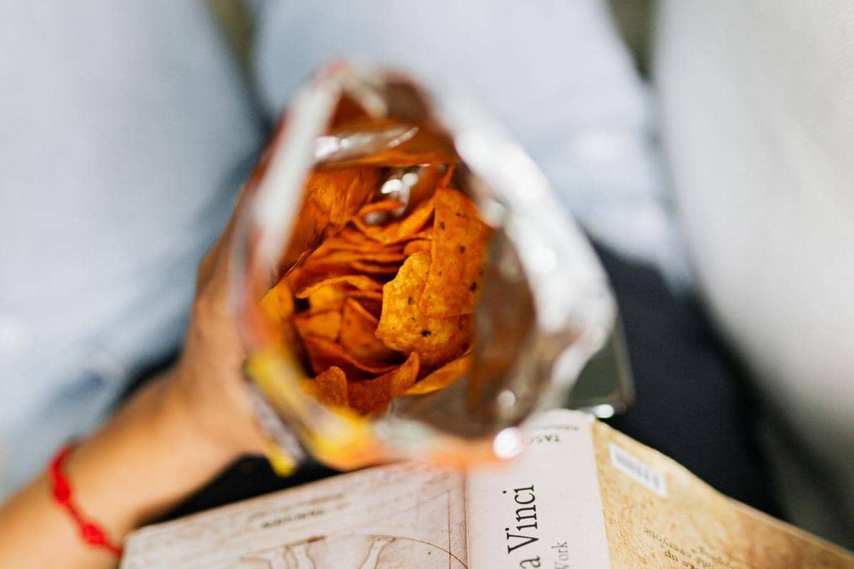 ilustrasi memakan chips