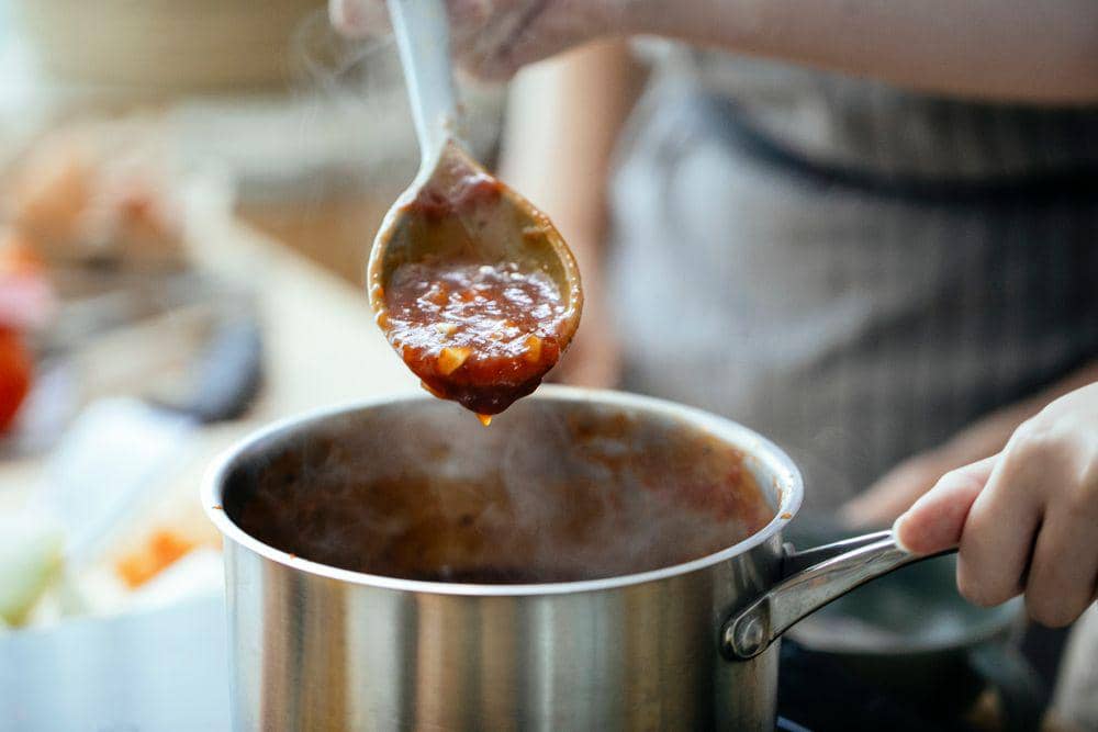 ilustrasi memasak saus ragu gochujang