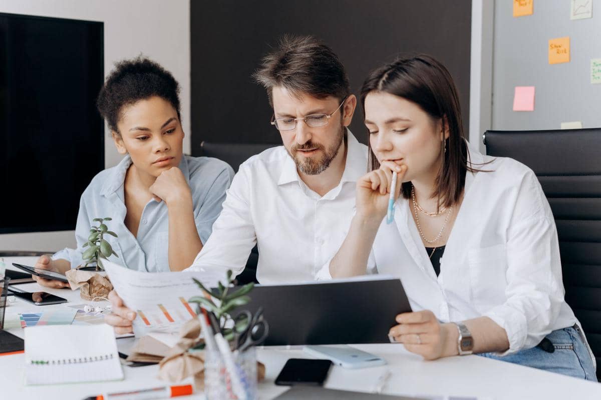 bekerja di kantor dengan tim