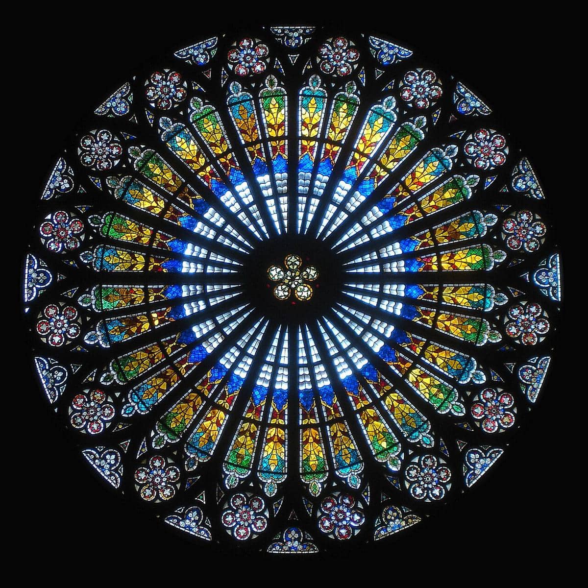 potret ornamen kaca patri jendela mawar (rose window) di Katedral Strasbourg
