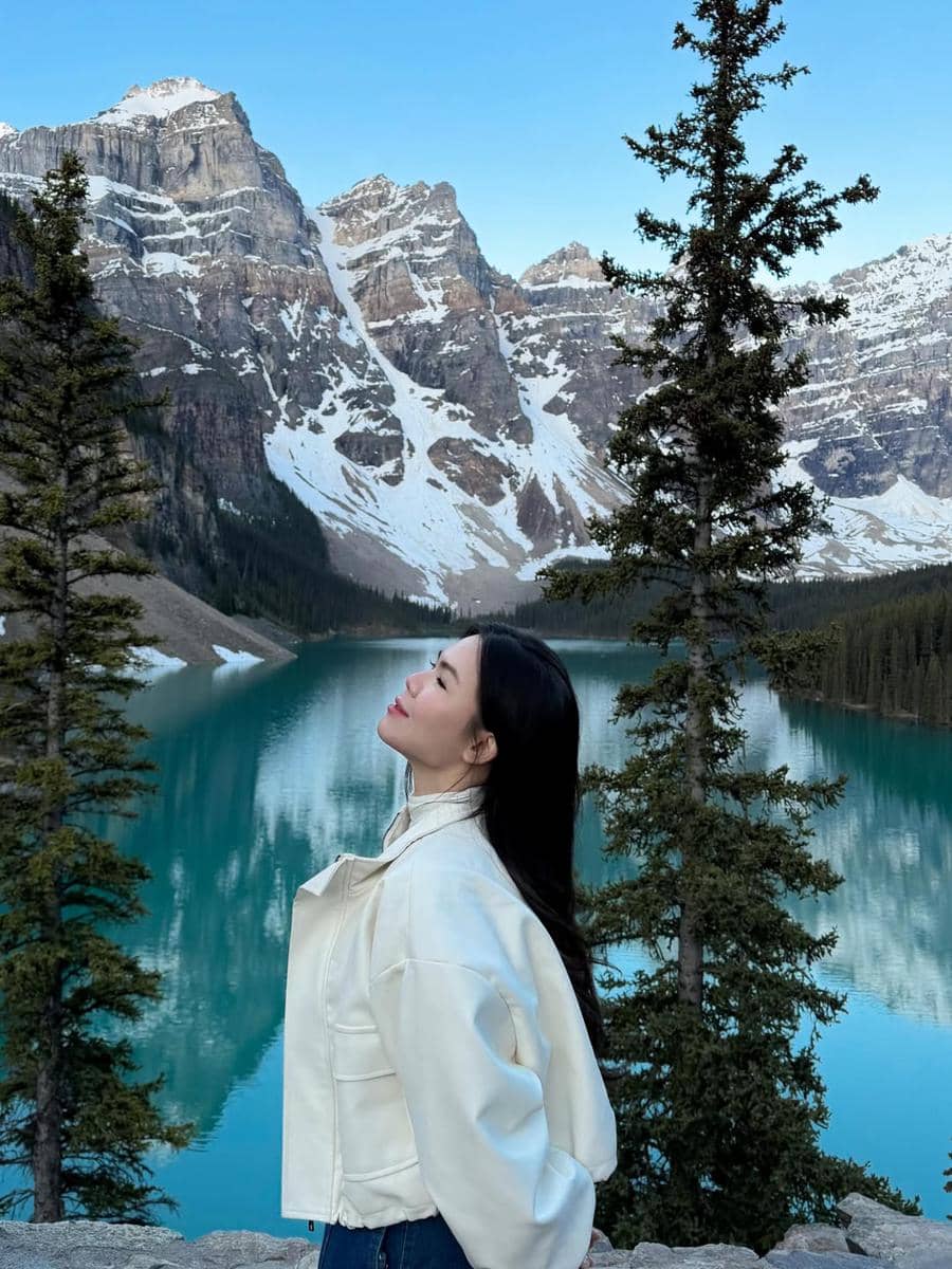 Shani Amelia menikmati keindahan Danau Moraine di Canada