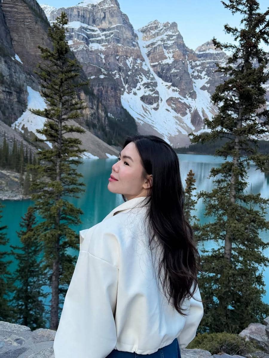 Shani Amelia menikmati keindahan Danau Moraine di Canada
