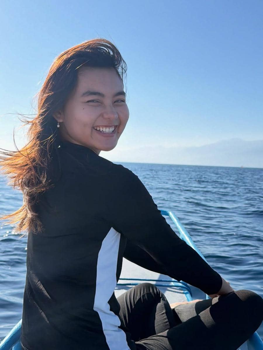 Keluarga Marshel Widianto naik perahu di Pantai Lovina
