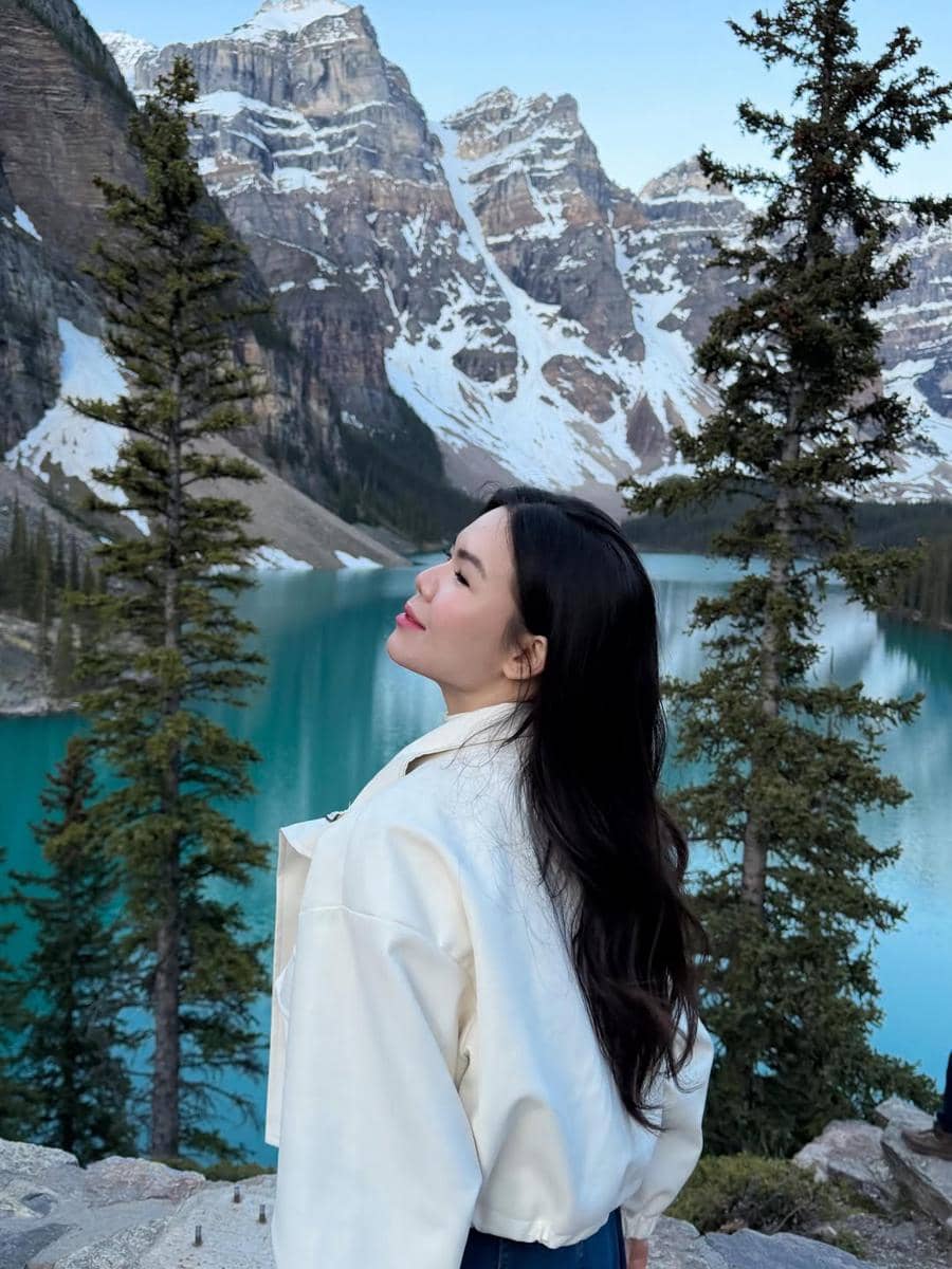 Shani Amelia menikmati keindahan Danau Moraine di Canada